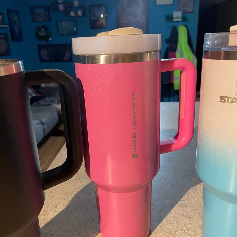 Stanley Pink and Black and ombré Blue hydro thirst quencher 40 oz